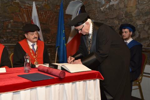 Udelenie čestného titulu Doctor honoris causa prof. Ing. Vladimírovi Vašekovi, CSc.