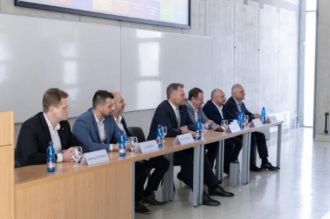 Discussion of Students with the Management of TUKE
