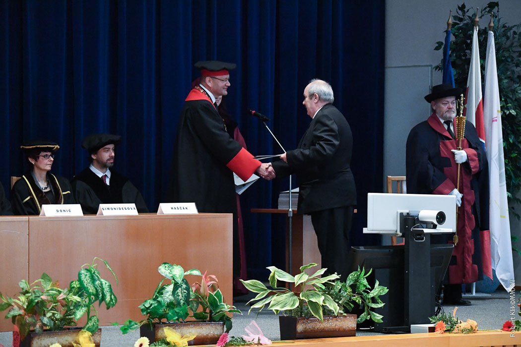 Absolventi Univerzity tretieho veku slávnostne promovali
