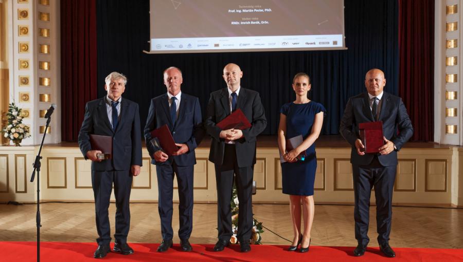 Laureáti ocenenia Vedec roka SR 2020. Zľava RNDr. Imrich Barák, DrSc.; prof. Ing. Marián Peciar, PhD.; RNDr. Boris Klempa, DrSc.; RNDr. Ing. Katarína Kaľavská, PhD.; Dr. h. c. prof. Ing. Michal Cehlár, PhD. Autor: Marián Zelenák, CVTI SR