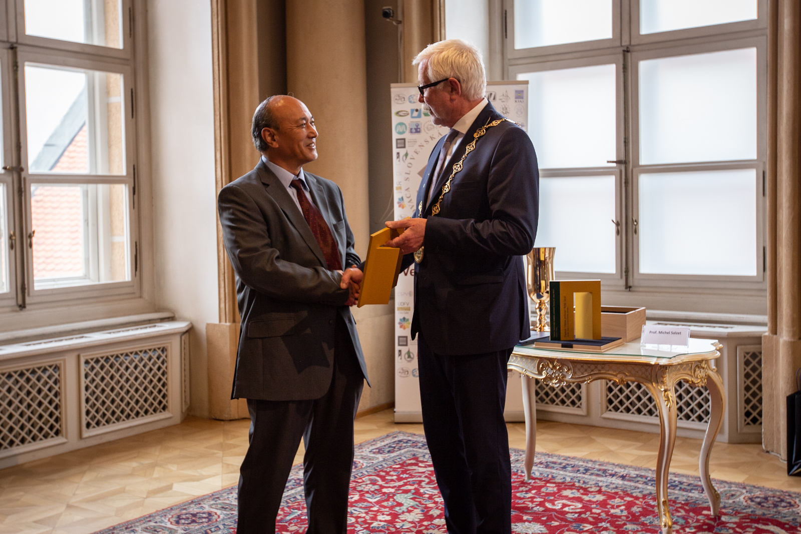 Prof. YangQuan Chen preberá Medzinárodnú cenu SAV z rúk predsedu SAV prof. Pavla Šajgalíka