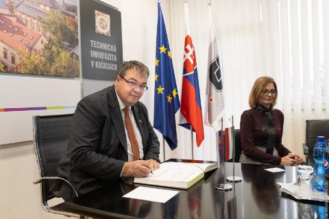 Zdvorilostná návšteva veľvyslanca Maďarska